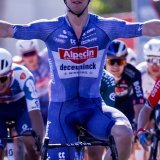 Kaden Groves a signé son cinquième succès d'étape à la Vuelta entre Cascias et Ourém. KEYSTONE/EPA/Javier Lizon